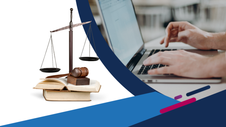 personne travaillant sur son ordinateur à côté d'une balance de la justice