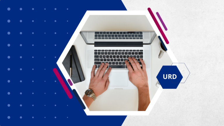 personne travaillant sur son ordinateur un document d'enregistrement universel (URD)